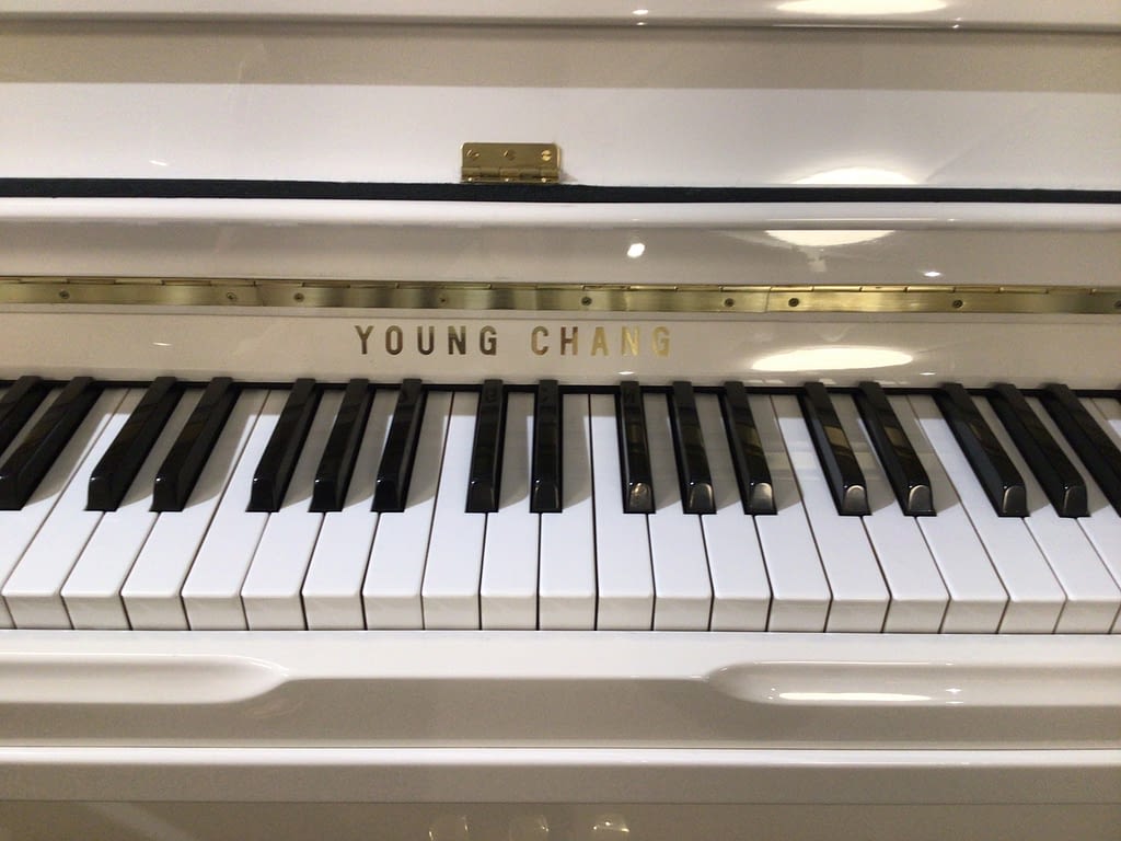 weißes gebrauchtes Klavier