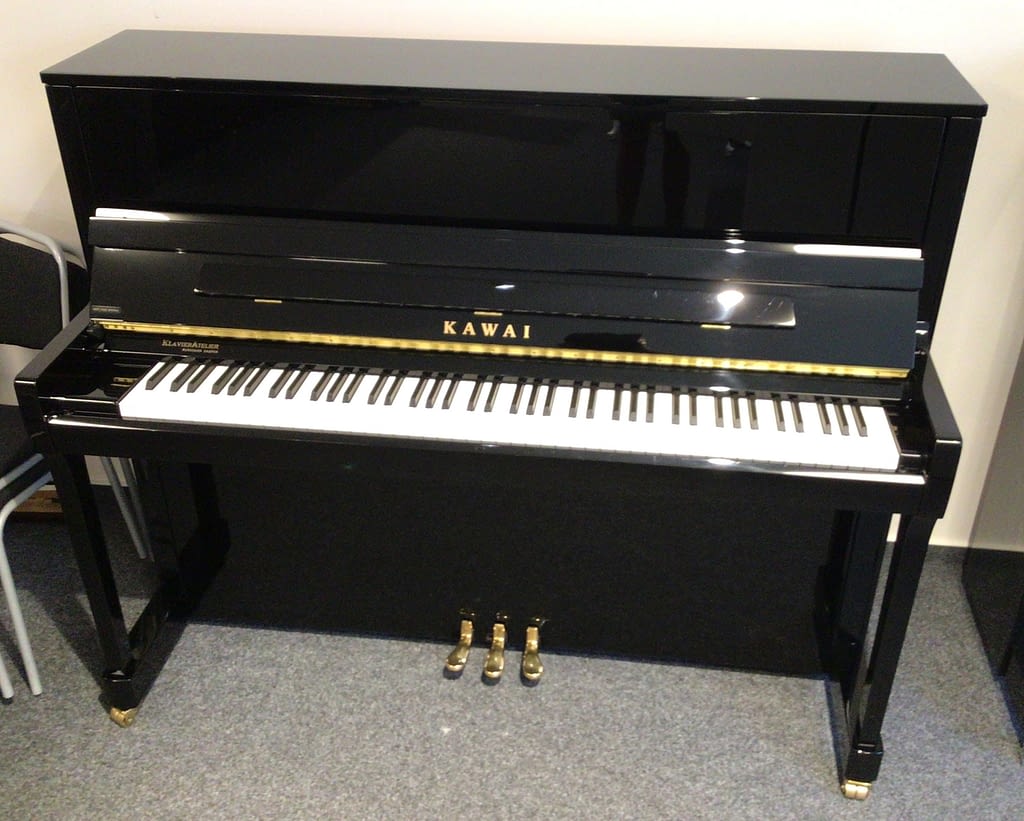 schwarzes gebrauchtes Klavier