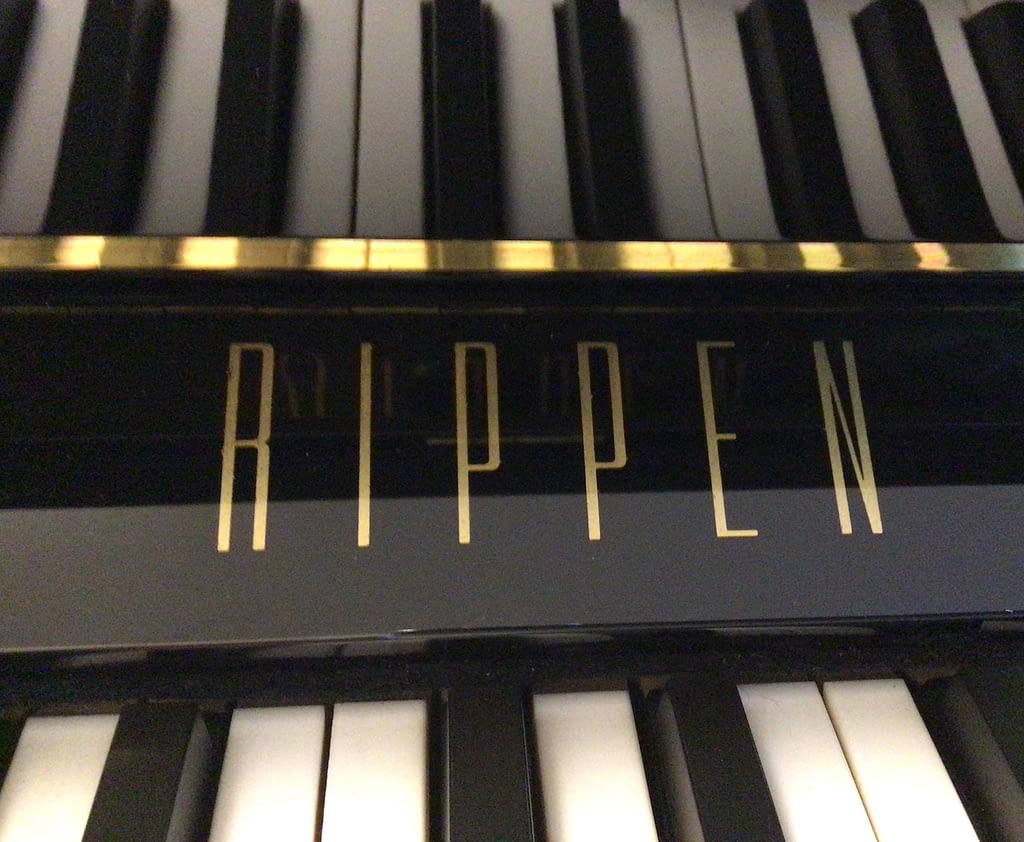 gebrauchtes schwarzes Klavier