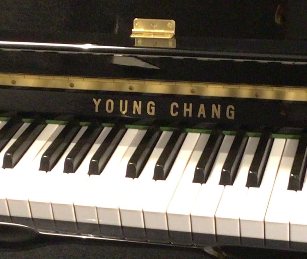 Young Chang Klavier