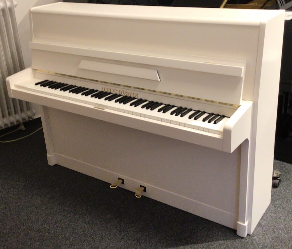 schickes weißes Klavier