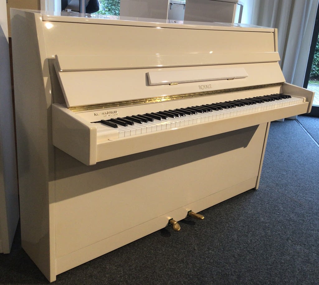 kleines weißes Klavier