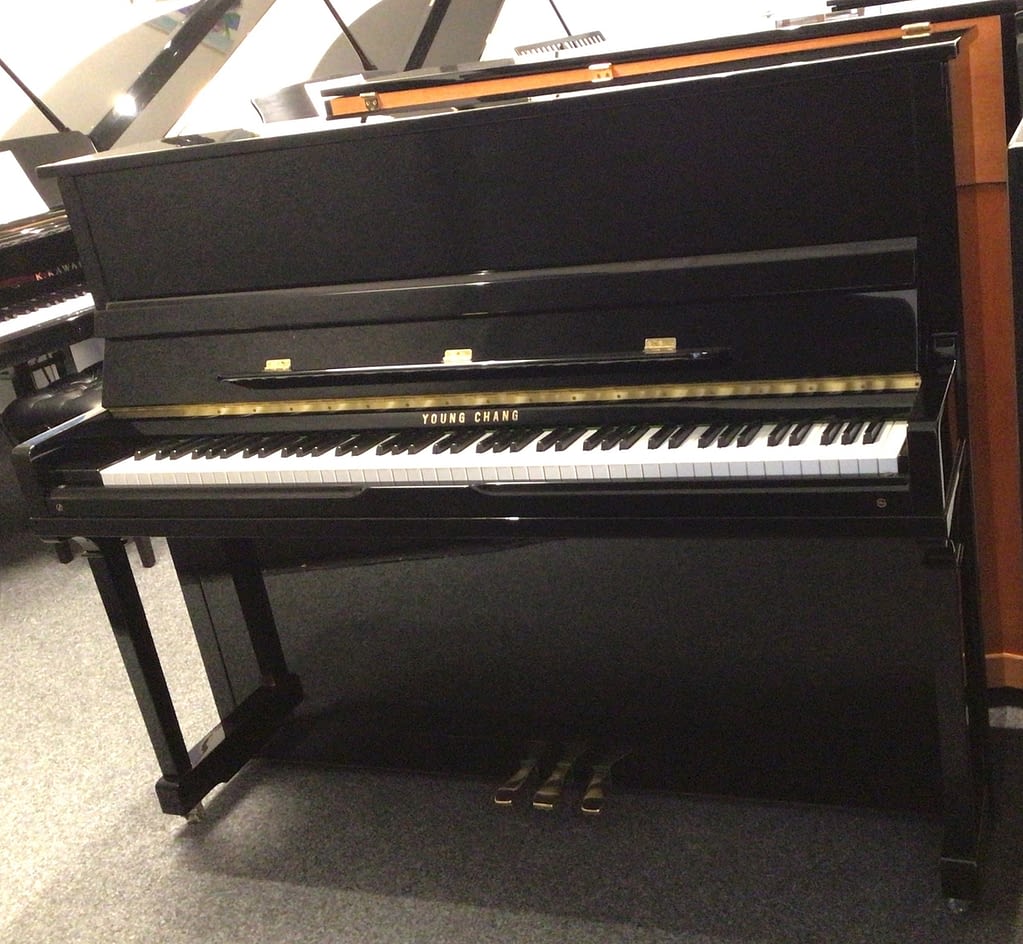 schwarzes, gebrauchtes Klavier