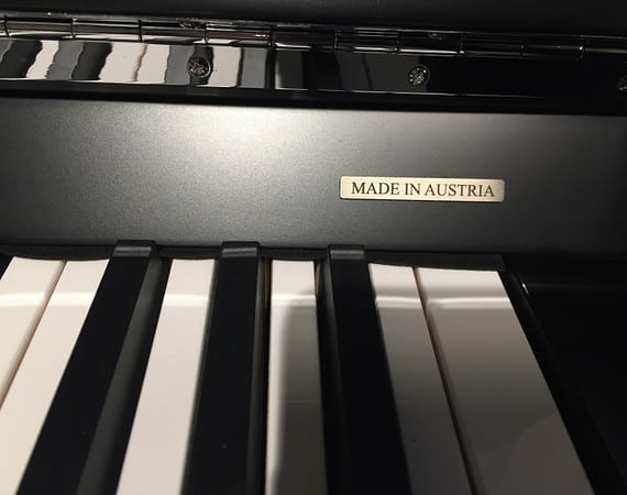 schwarzes Marken Klavier