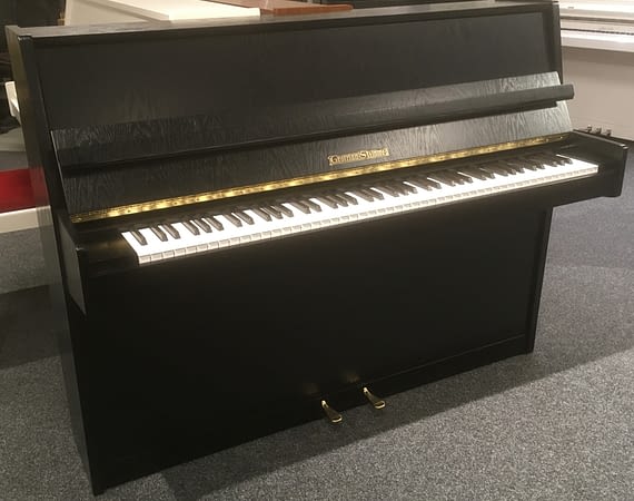 deutsches schwarzes Klavier