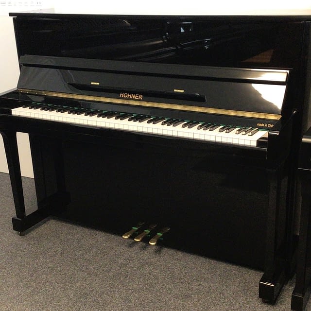 schwarzes günstiges Klavier