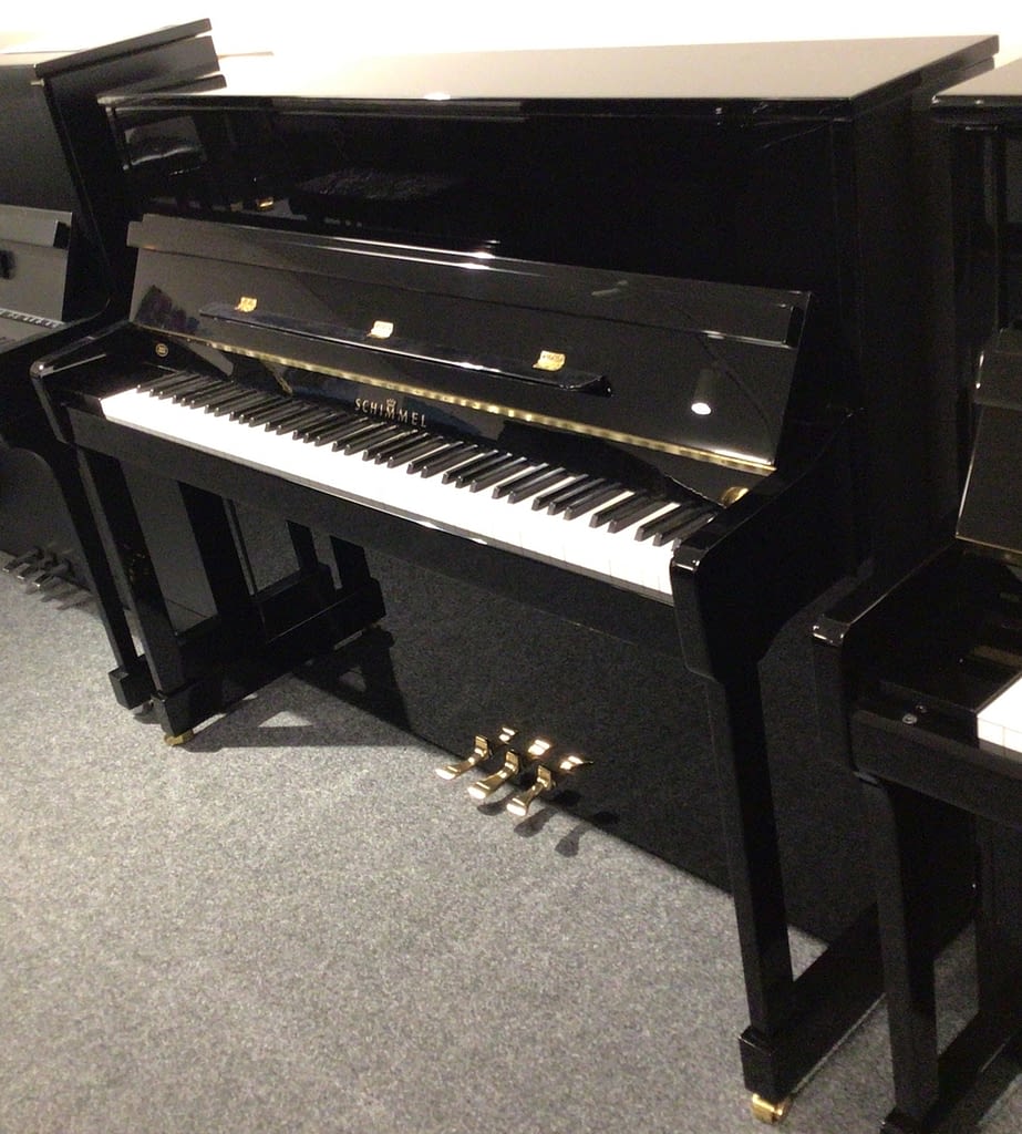 schwarzes deutsches Klavier
