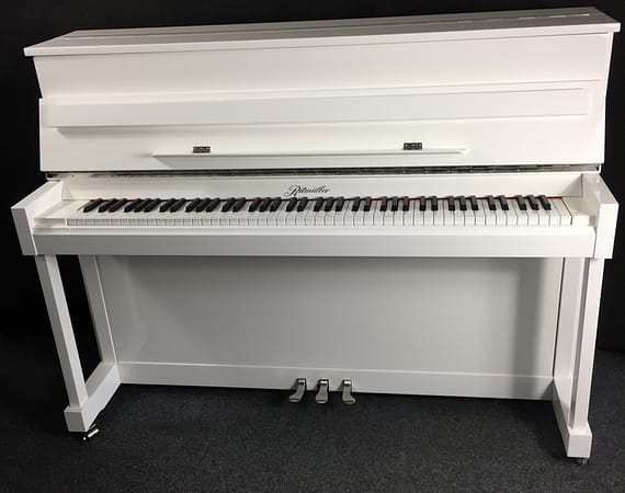 weißes Ritmüller Klavier