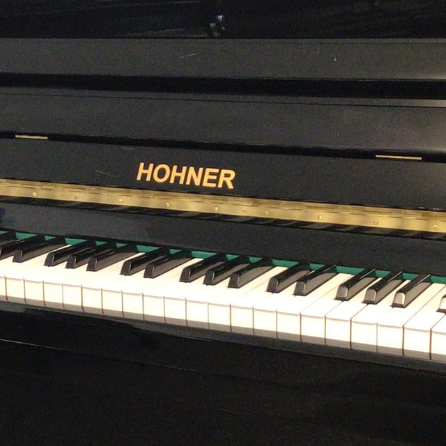 gebrauchtes schwarzes Klavier